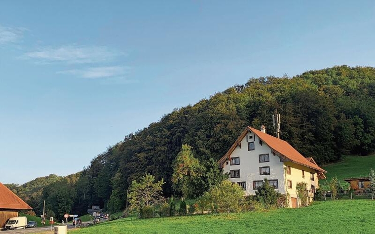 Die Antenne auf dem Gebiet Riedmatt in Hausen (rechts im Bild) soll auf 5G-Technologie aufgerüstet werden. Links im Bild die Albisstrasse, die zur Passhöhe führt. (Archivbild Livia Häberling)
