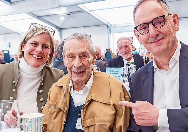 Tagungsältester und Ehrenveteran: der 101-jährige Renato Bonomo vom TV Zürich-Wiedikon mit Kantonsratspräsidentin Romaine Rogenmoser und Regierungsrat Mario Fehr. (Bilder Daniel Vaia)