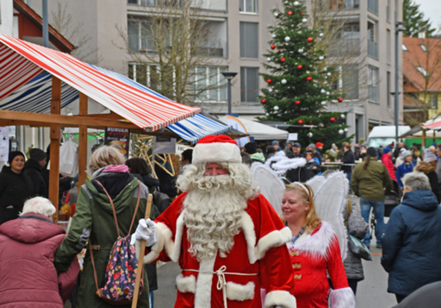 Wie hier am letztjährigen Chlausmärt in Affoltern wird auch in diesem Jahr der Samichlaus an den zahlreichen Advents- und Weihnachtsmärkten unterwegs sein. (Archivbild Dominik Stierli)