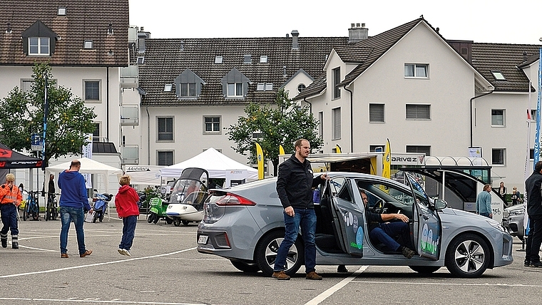 Die Testmöglichkeiten wurden am Elektromobilitätstag vom Samstag rege genutzt. (Bild Erika Schmid)