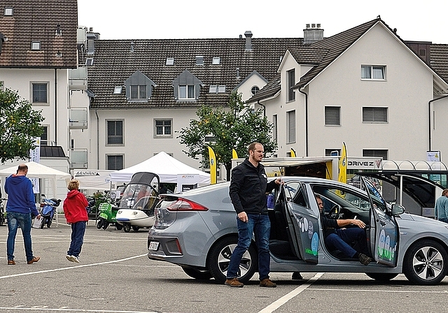 Die Testmöglichkeiten wurden am Elektromobilitätstag vom Samstag rege genutzt. (Bild Erika Schmid)