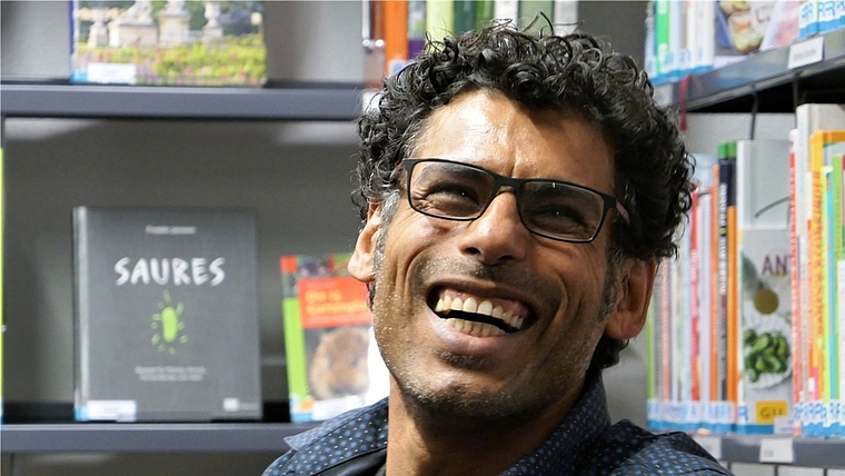 Usama Al Shahmani las aus seinem autobiografischen Buch. Kein leichter Stoff, denn er wuchs im Irak unter der Diktatur Saddams und in Kriegszeiten auf. Trotzdem hat er sich einen erfrischenden Humor bewahrt. <em>(Bild Regula Zellweger)</em>