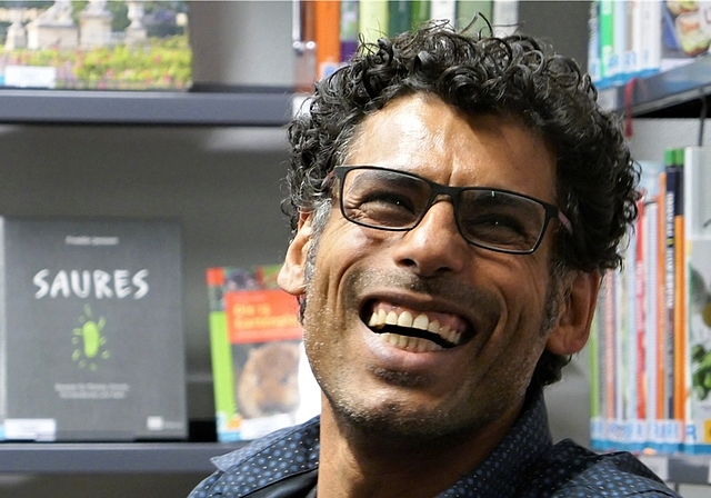 Usama Al Shahmani las aus seinem autobiografischen Buch. Kein leichter Stoff, denn er wuchs im Irak unter der Diktatur Saddams und in Kriegszeiten auf. Trotzdem hat er sich einen erfrischenden Humor bewahrt. <em>(Bild Regula Zellweger)</em>