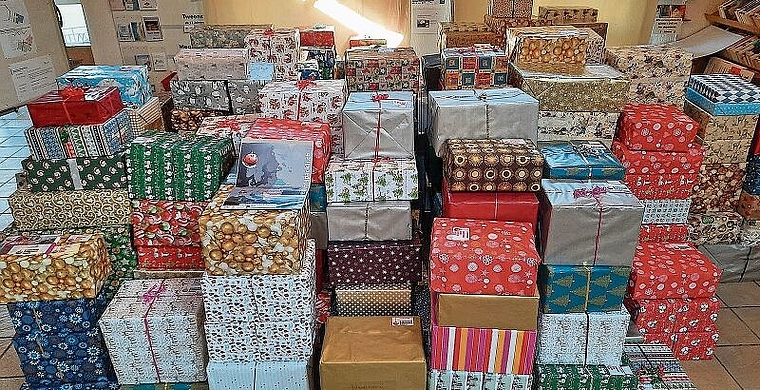 «Päckliberg» in der Chrischona Affoltern: Über 526 Pakete für Kinder und Erwachsene kamen hier zusammen – und 350 Franken an Spenden für Transportkosten. (Bild zvg.)