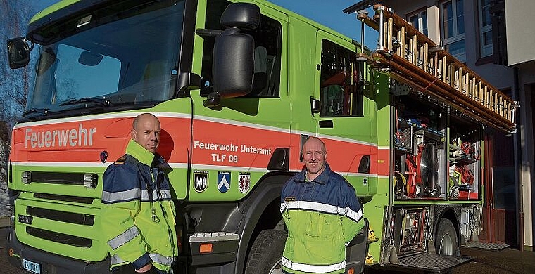 Feuerwehr-Kommandant Mathias Baumann (links) und sein Vize Reto Sonderegger mit dem neuen TLF. (Bild Thomas Stöckli)