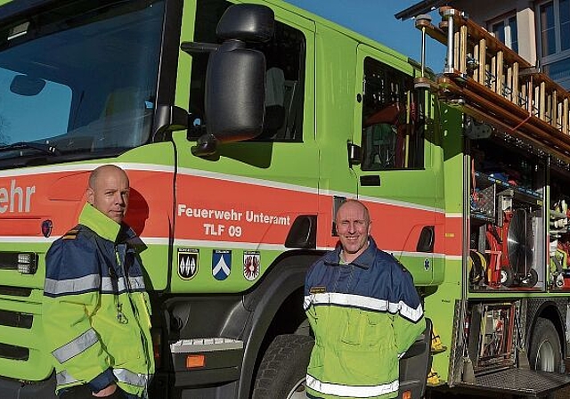 Feuerwehr-Kommandant Mathias Baumann (links) und sein Vize Reto Sonderegger mit dem neuen TLF. (Bild Thomas Stöckli)