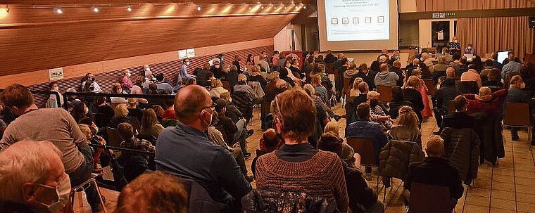«Full House» an der Gemeindeversammlung Knonau im Stampfisaal. (Bild Thomas Stöckli)