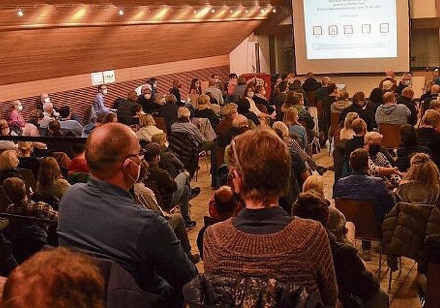 «Full House» an der Gemeindeversammlung Knonau im Stampfisaal. (Bild Thomas Stöckli)