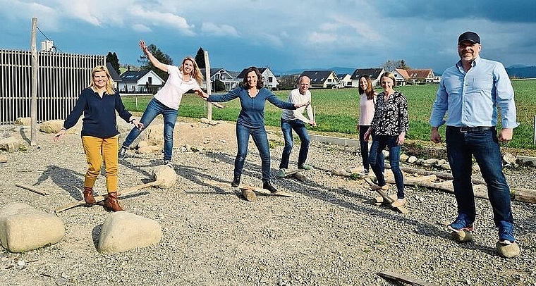 Der Verein ElternMitWirkung, das sind (von links) Daniela Suter, Gina Schega, Nadja Bänziger, Sven Moosberger, Vroni Wildhaber, Petra Breu und Johannes Troppmann. (Bild zvg.)