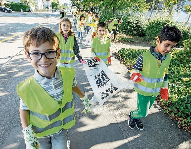 Viele Schülerinnen und Schüler helfen am Freitag, ihre Gemeinde vom Müll zu befreien. (Bild zvg)