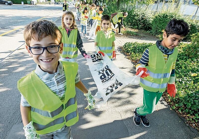 Viele Schülerinnen und Schüler helfen am Freitag, ihre Gemeinde vom Müll zu befreien. (Bild zvg)