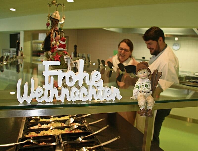 Irene Georges, Leiterin der Gastronomie, im Gespräch mit einem ihrer Mitarbeitenden. (Bilder Daniela Zeman)