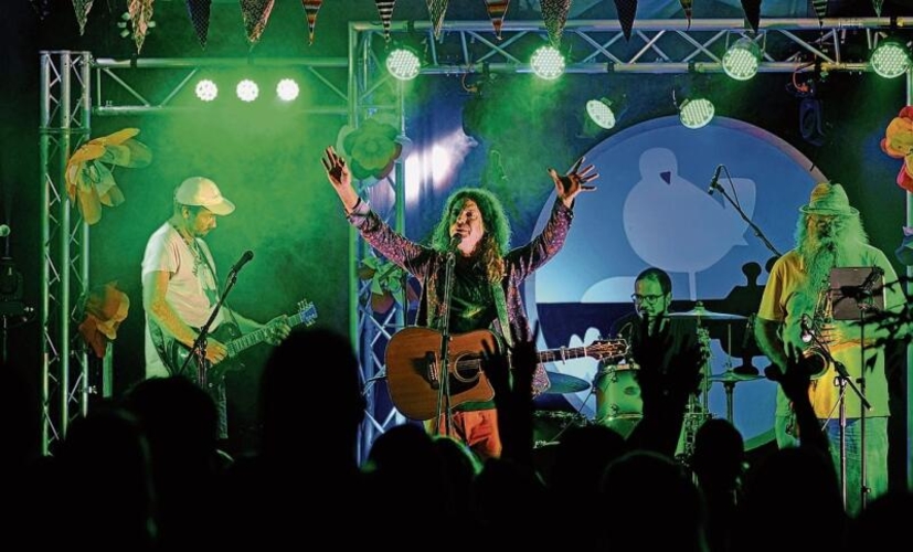 Die Lost Keys and Friends bei ihrem Auftritt am Hausemer Woodstock Openair. (Bilder Corina Venzin)
