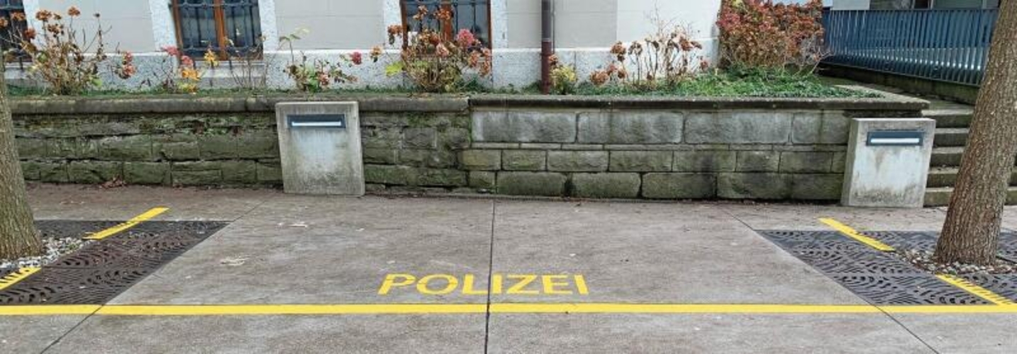 Die Fahrzeuge der Stadtpolizei Affoltern blieben in den vergangenen Monaten immer öfter in der Garage, weil gar keine Patrouille unterwegs war. Im Bild: 
ein Parkplatz vor dem Polizeiposten in Affoltern. (Bild Livia Häberling)