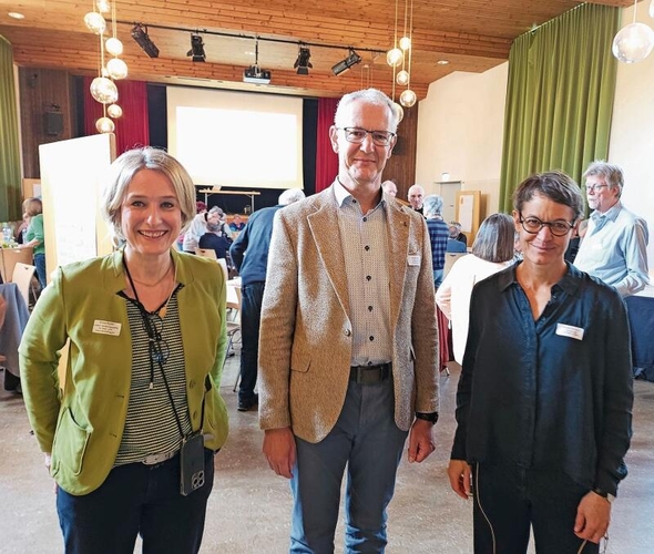 Sie führten durch den Bevölkerungsanlass: Alinka Rüdin, Leiterin Beratungs­stelle für Alters- und Gesundheitsfragen (links), Gemeinderat Ronald Alder und Sandra Remund, Pro Senectute Kanton Luzern.