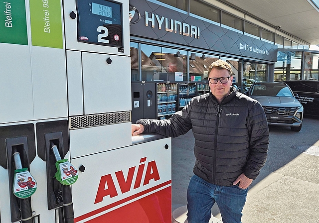 Robi Graf, Geschäftsführer der Karl Graf Automobile AG, hört wenig Kritik der Kundschaft wegen der höheren Benzinpreise. (Bild Werner Schneiter)