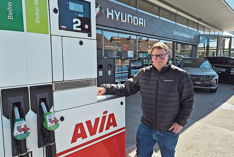Robi Graf, Geschäftsführer der Karl Graf Automobile AG, hört wenig Kritik der Kundschaft wegen der höheren Benzinpreise. (Bild Werner Schneiter)