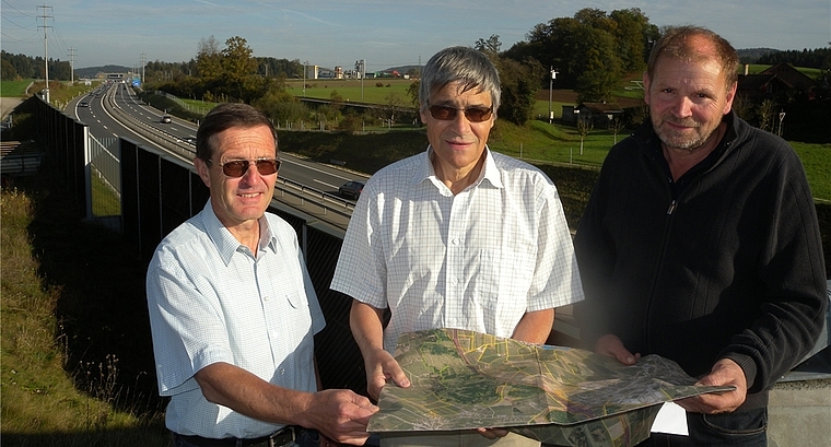 Von hier in Dachlissen bis zum Islisberg reichte das Gebiet der Landumlegungs-Genossenschaft. Von links: Hans Bachmann, Ruedi Werder und Bernhard Jordi. (Bild Marianne Voss)