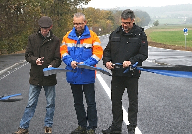 Gemeinsam mit Hannes Küng, Gemeindeammann Merenschwand (links) und René Meier, Gemeindeammann Aristau (rechts) eröffnet Peter Keller vom Departement Bau, Verkehr und Umwelt des Kantons Aargau die komplett sanierte und ausgebaute Kantonsstrasse Ott