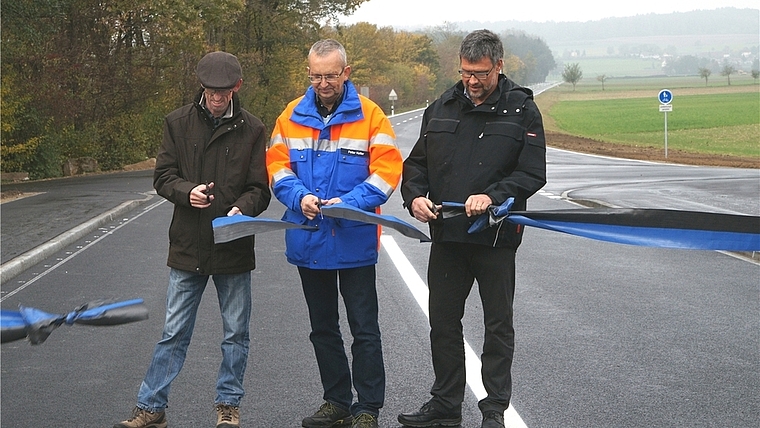 Gemeinsam mit Hannes Küng, Gemeindeammann Merenschwand (links) und René Meier, Gemeindeammann Aristau (rechts) eröffnet Peter Keller vom Departement Bau, Verkehr und Umwelt des Kantons Aargau die komplett sanierte und ausgebaute Kantonsstrasse Ott