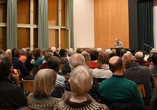 Über 100 Interessierte lauschten am Dienstag in Obfelden den Ausführungen des UNO-Korrespondenten Andreas Zumach. <em>(Bild Livia Häberling)</em>