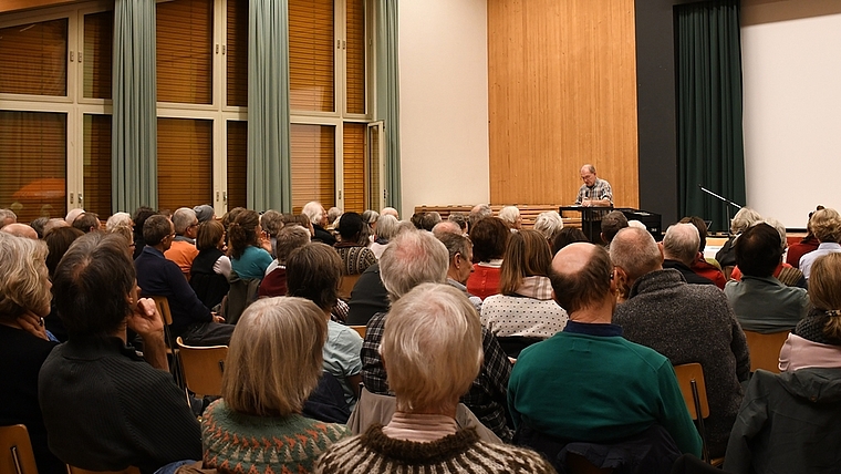 Über 100 Interessierte lauschten am Dienstag in Obfelden den Ausführungen des UNO-Korrespondenten Andreas Zumach. <em>(Bild Livia Häberling)</em>