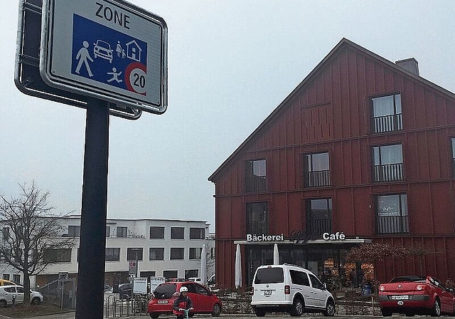 Höchstgeschwindigkeit 20 km/h und Fussgängervortritt auf dem Postplatz Hausen. (Bild Nepita Santiago)