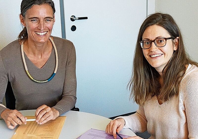 «Sozialhilfeunabhängigkeit, wie bei Aref Hassani, gelingt bei vielen Klientinnen und Klienten erfolgreich», halten Michelle Högger (links) und Karin Krieg vom Asyl- und Migrationswesen des Sozialdiensts Bezirk Affoltern fest. (Bild zvg.)