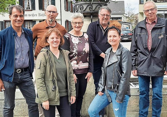 Der neue Gemeinderat von links: Lukas Stucky, Marylise Schiesser, Marcel Eicher, Vreni Spinner (Gemeindepräsidium), Fabio Oetterli, Melanie Vollenweider (Primarschulpräsidium) und Jürg Meili. (Archivbild zvg.)