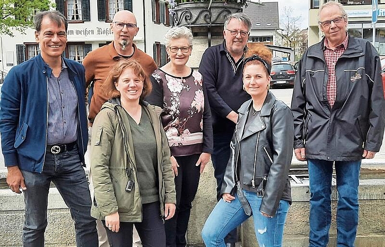 Der neue Gemeinderat von links: Lukas Stucky, Marylise Schiesser, Marcel Eicher, Vreni Spinner (Gemeindepräsidium), Fabio Oetterli, Melanie Vollenweider (Primarschulpräsidium) und Jürg Meili. (Archivbild zvg.)