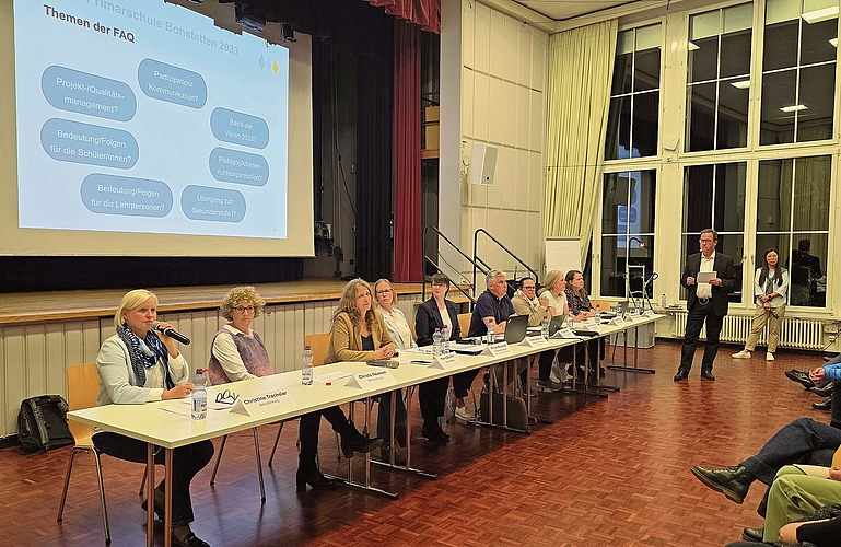 Sie präsentierten am 12. März die Vision für die Primarschule Bonstetten an der Elterninfo (von links): Die Schulleitung (Christine Trachsler, Christa Neukom, Momo Beutler), die Primarschulpflege (Miriam Brawand, Isabella Tamas, Gregor Roth, Natascha Tanner, Sandra Müller), Gabriela Spindler (Schulverwaltungsleitung) und Moderator Markus Lüdin. (Bild cle)