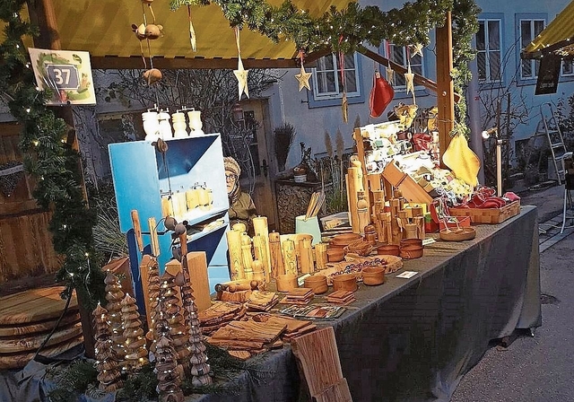 An diesem Stand am Rifferswiler Weihnachtsmarkt gab es letztes Jahr Küchenutensilien aus Holz zu kaufen. (Archivbild zvg)