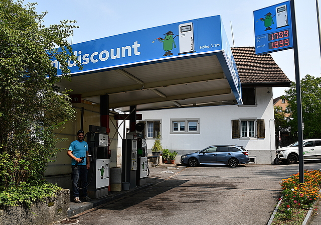Inhaber Marcel Staub vor seiner Tankstelle in Ottenbach.  (Bild Dominik Stierli)