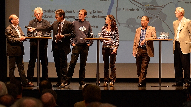Kurt Weber im Gespräch mit Moderator Bernhard Schneider, dazwischen Christoph Kobel, rechts daneben Adrian Halter, Anastasia Plouda, Thomas Schweizer und Hugo Wandeler. (Bild Martin Platter)