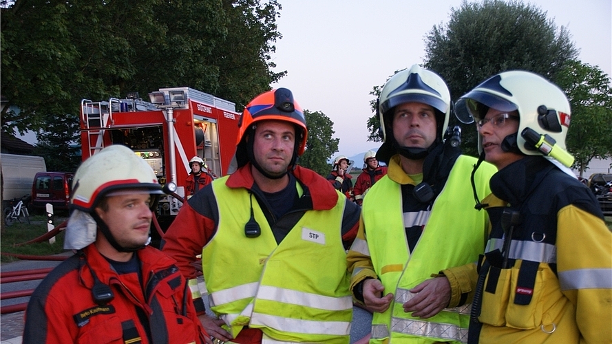 Die Kommunikation klappt: Einsatzleiter Alex Smolinsky zwischen den Stützpunkt-Kommandanten Marcel Büchner (Affoltern, rechts) und Thomas Strebel (Muri, 2.v.l) sowie dessen Sicherheitsoffizier und Funker Reto Kaufmann.