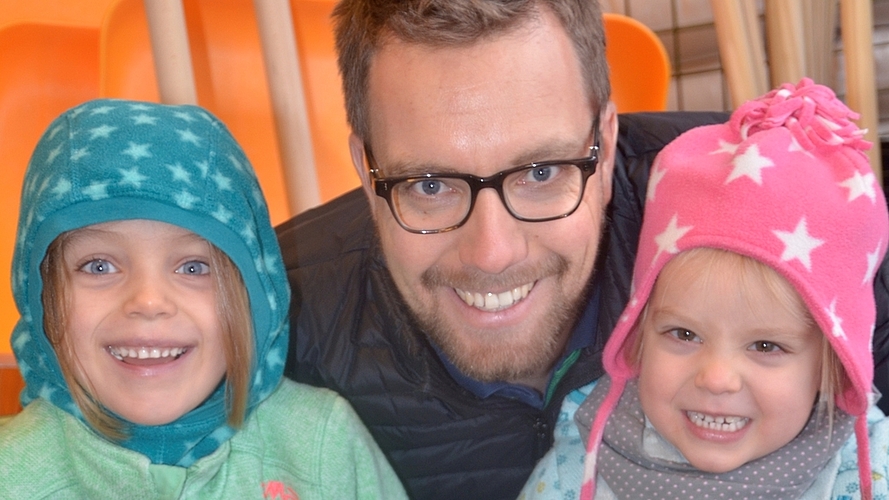 Manuel Schönbächler, Immobilienbuchhalter, Mettmenstetten: Vorsätze habe ich keine gemacht, dafür aber viele kleine Ziele über das Jahr verteilt. Neben Leonie und Milena hat ein drittes Kind Anfang April unsere Familie vergrössert. Ebenfalls ei Manuel Schönbächler, Immobilienbuchhalter, Mettmenstetten: Vorsätze habe ich keine gemacht, dafür aber viele kleine Ziele über das Jahr verteilt. Neben Leonie und Milena hat ein drittes Kind Anfang April unsere Familie vergrössert. Ebenfalls ein schönes Ereignis war meine dreimonatige berufliche Auszeit, in der ich mich vollumfänglich der Familie widmen konnte. Der Todesfall meines Taufpaten war jedoch eine sehr traurige Begebenheit. Mehr als Zufriedenheit und Gesundheit wünsche ich mir nicht. Ein Nachtessen mit dem Tennisstar Roger Federer wäre natürlich sensationell.