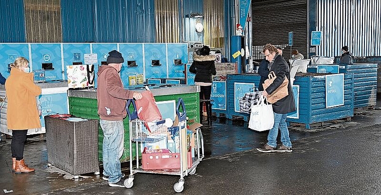 Entsorgen befreit: Hochbetrieb auf dem Öki-Hof der Firma Schmid AG in Affoltern. (Bild Martin Mullis)