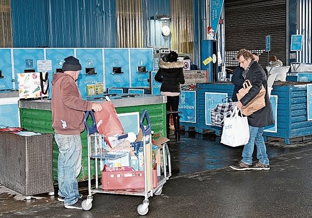 Entsorgen befreit: Hochbetrieb auf dem Öki-Hof der Firma Schmid AG in Affoltern. (Bild Martin Mullis)