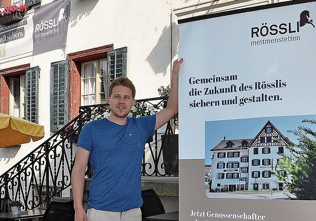 «Jede Unterstützung zählt»: Der Kommunikationsverantwortliche Miro Hegnauer mit der Werbebotschaft vor dem «Rössli» in Mettmenstetten. (Bild Werner Schneiter)