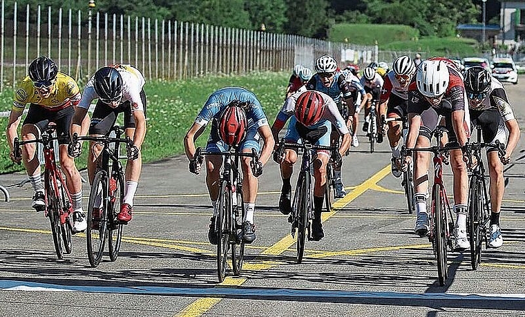 Hauchdünner Sprintentscheid am GP Ticino zugunsten von Elia Felsberger (Mitte) vor Hüne Victor Benareau (rechts). (Bild Flavio Genini)