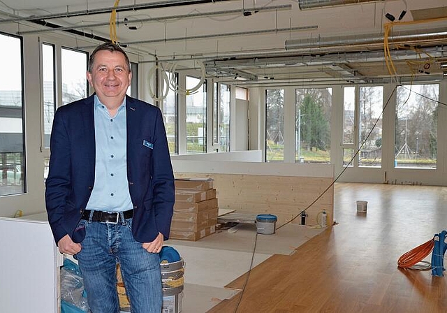 Momentan noch eine Baustelle: Spitaldirektor Lukas Rist im künftigen Dialysezentrum des Spitals Affoltern auf dem OVA-Areal. (Bild Thomas Stöckli)