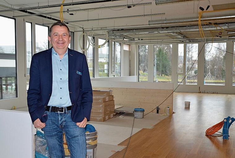 Momentan noch eine Baustelle: Spitaldirektor Lukas Rist im künftigen Dialysezentrum des Spitals Affoltern auf dem OVA-Areal. (Bild Thomas Stöckli)