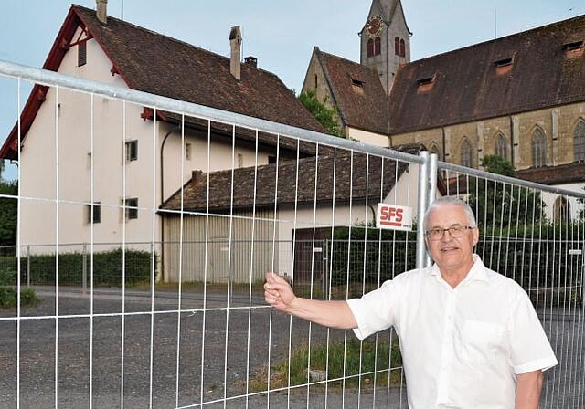VKK-Präsident Gerhard Gysel beim eingezäunten Areal, wo mit dem Revitalisierungsprojekt begonnen wird. 
Trotz Mehrkosten ist die Realisierung der Kernelemente nicht in Gefahr. (Bild Werner Schneiter)
