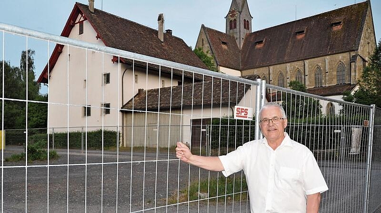 VKK-Präsident Gerhard Gysel beim eingezäunten Areal, wo mit dem Revitalisierungsprojekt begonnen wird. 
Trotz Mehrkosten ist die Realisierung der Kernelemente nicht in Gefahr. (Bild Werner Schneiter)
