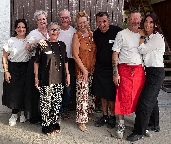 Das Catering-Team mit Organisatorin Susanne Crimi (3. v. r.) und «Anzeiger»-Geschäftsführerin Barbara Roth.