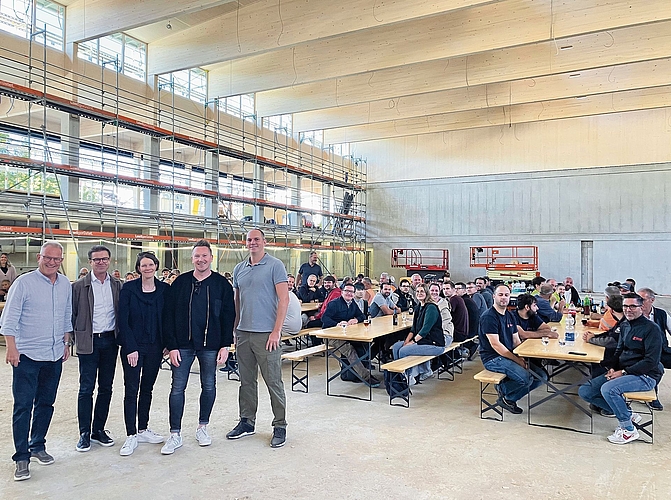 Aufrichtefest in der neuen Turnhalle. Von links: Gemeinderat Toni Schönbächler, Armin Heini (Baumanagement), Annette Rubach (Bauherrenunterstützung), Architekt Dirk Brandau und Gemeindepräsident Sven Kammer. Aufrichtefest in der neuen Turnhalle. Von links: Gemeinderat Toni Schönbächler, Armin Heini (Baumanagement), Annette Rubach (Bauherrenunterstützung), Architekt Dirk Brandau und Gemeindepräsident Sven Kammer.
