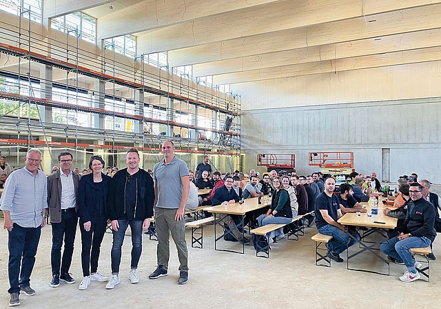 Aufrichtefest in der neuen Turnhalle. Von links: Gemeinderat Toni Schönbächler, Armin Heini (Baumanagement), Annette Rubach (Bauherrenunterstützung), Architekt Dirk Brandau und Gemeindepräsident Sven Kammer.