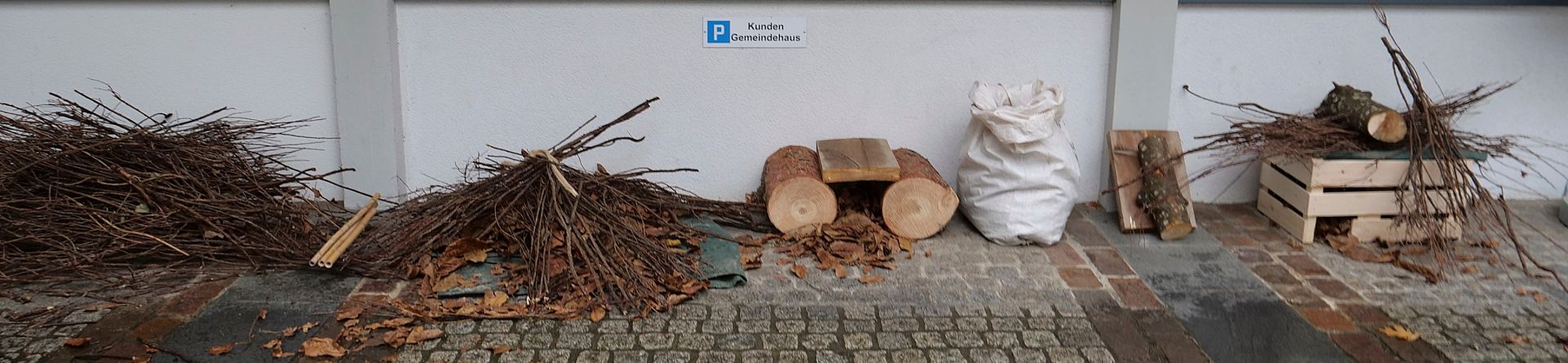 Verschiedene Arten von «einfachen Strukturen»: vom einfachen Haufen Reisig, der die Blätter darunter schützt, aber den Garten unaufgeräumt wirken lässt, bis zur Luxusvariante in einer Harasse. Verschiedene Arten von «einfachen Strukturen»: vom einfachen Haufen Reisig, der die Blätter darunter schützt, aber den Garten unaufgeräumt wirken lässt, bis zur Luxusvariante in einer Harasse.