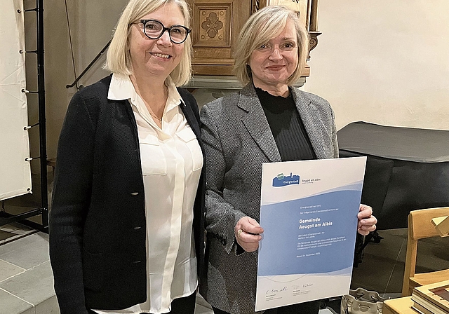 Gemeinderätin Nicole Beck präsentiert das neue Zertifikat für das Label «Energiestadt» (links Gemeindepräsidentin Nadia Hausheer). (Bild Marianne Voss)