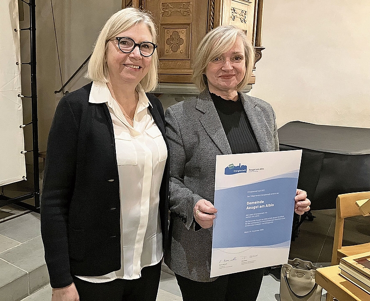 Gemeinderätin Nicole Beck präsentiert das neue Zertifikat für das Label «Energiestadt» (links Gemeindepräsidentin Nadia Hausheer). (Bild Marianne Voss)